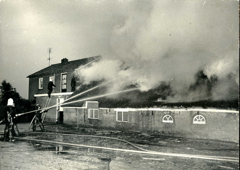 Bekijk detail van "Brandweer Olst blust <span class="highlight">boerderijbrand</span> bij de familie Koekoek aan de Wijheseweg, 1983"