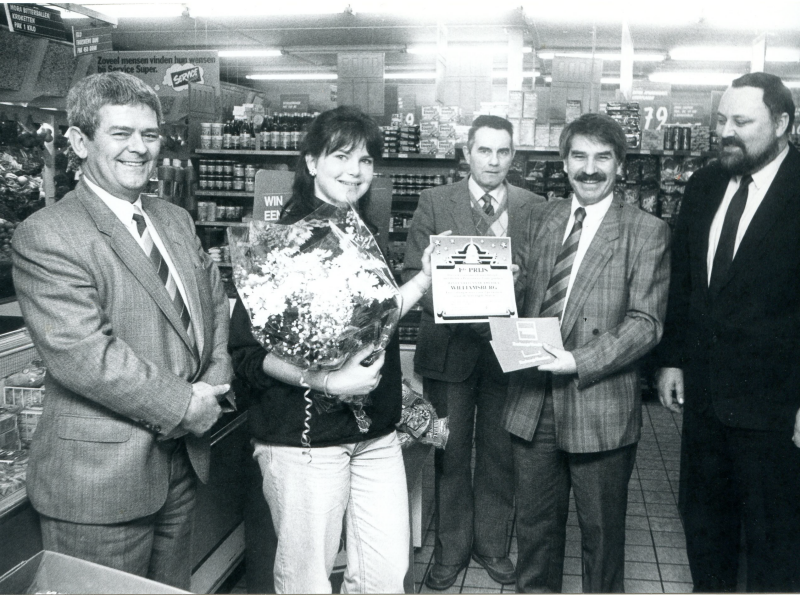 Bekijk detail van "Prijswinnaars in de winkel van dhr. v.d. Vlekkert, Super Service, eind jaren '80?"
