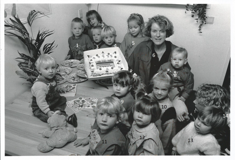 Bekijk detail van "Taart eten t.g.v. de opening van het kinderdagverblijf 'De Strabantjes', 1990"