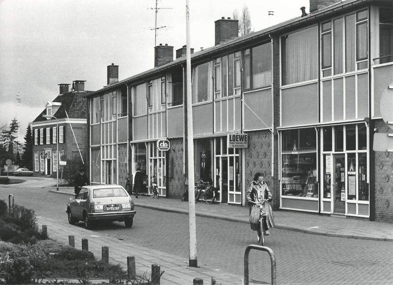 Bekijk detail van "Winkelcentrum Westervoorde met op de achtergrond Gemeentehuis Westervoorde, 1979"