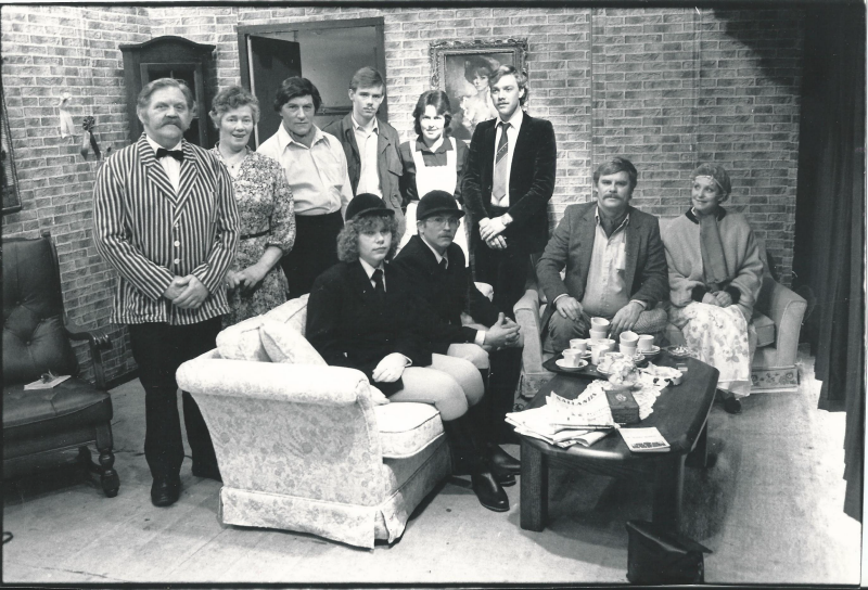 Bekijk detail van "Acteurs van toneelvereniging 'De Jonge Spelers', 1985"