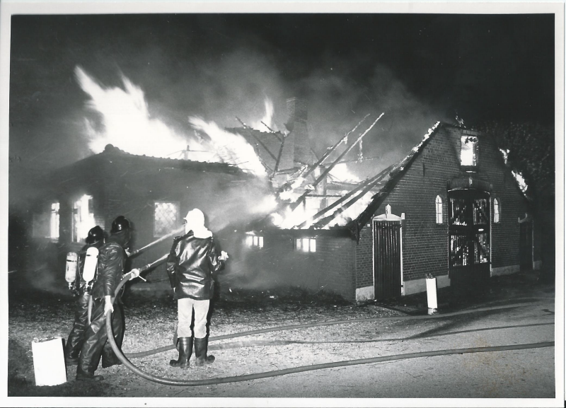 Bekijk detail van "Uitslaande <span class="highlight">boerderijbrand</span> aan de Duursestraat, familie Willems, 1991"