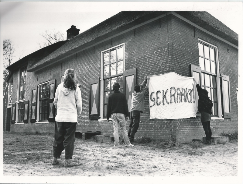 Bekijk detail van "Landhuis/boerderij De Hoogenkamp gekraakt, 1989"