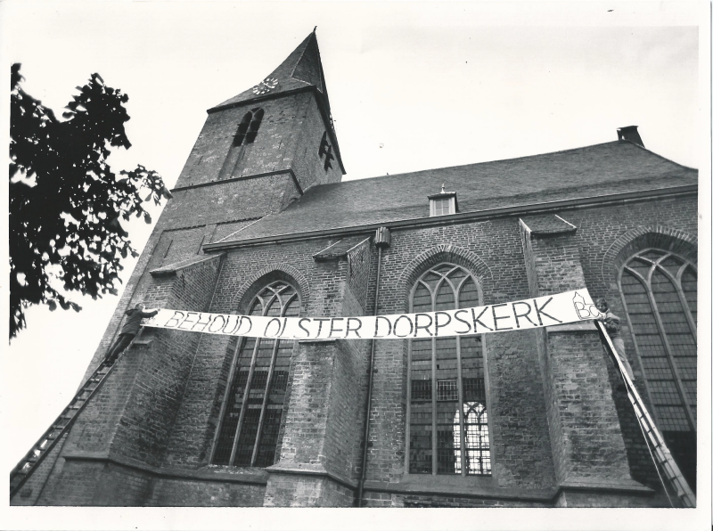 Bekijk detail van "Strijders voor het behoud van de Dorpskerk hangen een spandoek op, 1988"