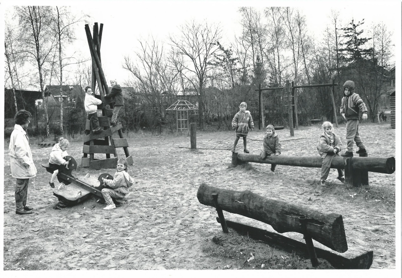 Bekijk detail van "Het speelplaatsje aan de Vennemanshoek, 1990"