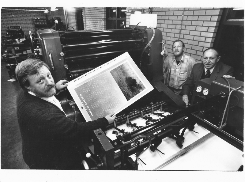 Bekijk detail van "Zoons en vader Zwijnenberg in drukkerij de Kroon, 1987"