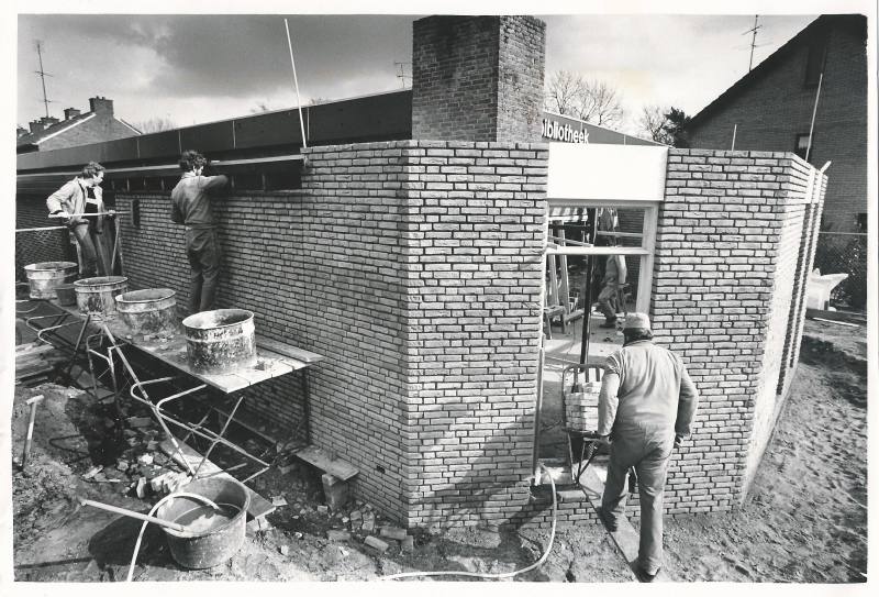 Bekijk detail van "Verbouw van de bibliotheek aan de Waterstorenstraat, 1986"