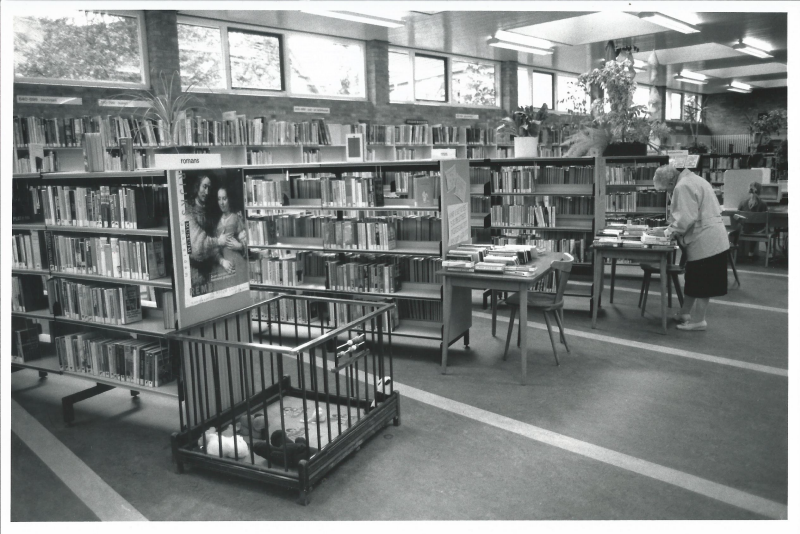 Bekijk detail van "Het interieur van de bibliotheek aan de Waterstorenstraat, 1993"