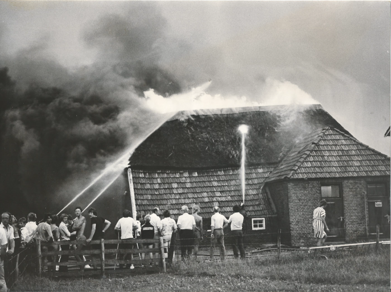 Bekijk detail van "<span class="highlight">Boerderijbrand</span> door blikseminslag, Wijheseweg 6, 1983"