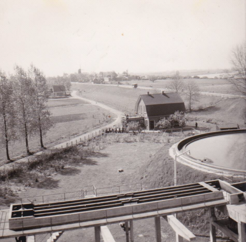 Bekijk detail van "Vanaf de waterzuivering aan de Rijksstraatweg richting woning Rozenkampsweg 1, 1964"