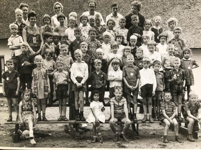 Bekijk detail van "Leerlingen van de Openbare Lagere School Olst-dorp op schoolreis, 1968/1969"