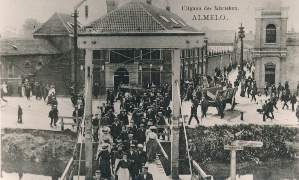 Bekijk detail van "Brug Egbert Gorterstraat"