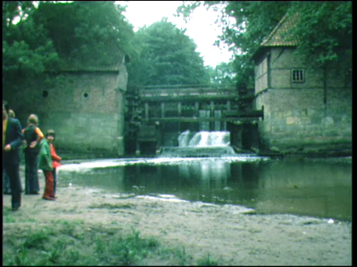 Bekijk detail van "Een film over Twente van cineast G.J. ter Welle, gemaakt voor Huize Hölterhof te <span class="highlight">Enschede,</span> met beelden, in chronologische volgorde, van: Watermolen Oostendorper in Haaksbergen.<br/><br/>Het Zangkoor Hallelujah uit Enschede zingt voor de Watermolen Singraven in Denekamp.<br/><br/>Watermolen Bels in Vasse. Het Zangkoor Hallelujah zingt in een lentedecor inTwente. Kroezeboom op de Fleringer Es bij Tubbergen. Het Zangkoor Hallelujah zingt in een herfst- en winterdecor inTwente. Het Zangkoor Hallelujah zing voor Kasteel Weldam in Goor. Havezate Herinckhave bij Tubbergen. Landgoed Singraven bij Denekamp. Havezate Westerflier en Huize Diepenheim bij Diepenheim.<br/><br/>De film heeft achtergrondmuziek en een voice over., 00-00-1975"
