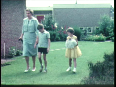 Bekijk detail van "Samenvatting:<br/><br/>Familiefilm van Slettenhaar Almelo.<br/><br/><br/><br/>Beschrijving:<br/><br/>1960 tot 1962  Beelden van de familie in en om het huis aan de Noordikslaan 52 in Almelo (duur 14 min, kleur).<br/><br/>1962  Dochter Marja wordt geïnstalleerd bij de padvinders aan de Volkeringsstraat in Almelo (duur 3 min, kleur).<br/><br/>Bezoek van de familie aan de Efteling in Kaatsheuvel, Avonturenpark Hellendoorn, Grotten van Han in de Ardennen en een onbekende stad (duur 3 min, kleur).<br/><br/>1960  Familie wandelt in een bos bij Ommen (duur 3 min, kleur).<br/><br/>1958  Sportdag van Nijverdal ten Cate op het sportveld aan de Kolthofsingel in Almelo (duur 3 min, zw/wt)., 00-00-1958 - 00-00-1962"