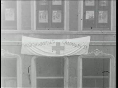 Bekijk detail van "Een reportage rond een campagne van het Rode Kruis te Almelo, met beelden van o.a. een optocht van kinderen met ballonnen en een jeugddrumband, een postduivenwedstrijd, de <span class="highlight">verkoop</span> van handgemaakte artikelen en een straatcollecte in Tubbergen. Met straatbeelden van Almelo.<br/><br/>, 00-00-1955"