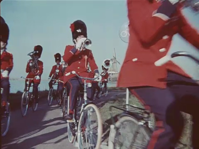 Bekijk detail van "Een reclamefilm voor Union fietsen, met hierin de volgende beelden:<br/>- De tekst 'Union';<br/>- Leden van een fanfare rijden op Union fietsen over de Zaanse <span class="highlight">Schans</span>;<br/>- De tekst 'Union voor echt fietsplezier'., 20-02-1974"