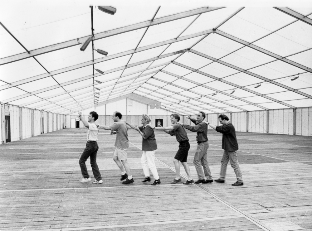 Bekijk detail van "Goor. 1996. De Travelin Band bereidt zich voor in de Schoolfeest tent"