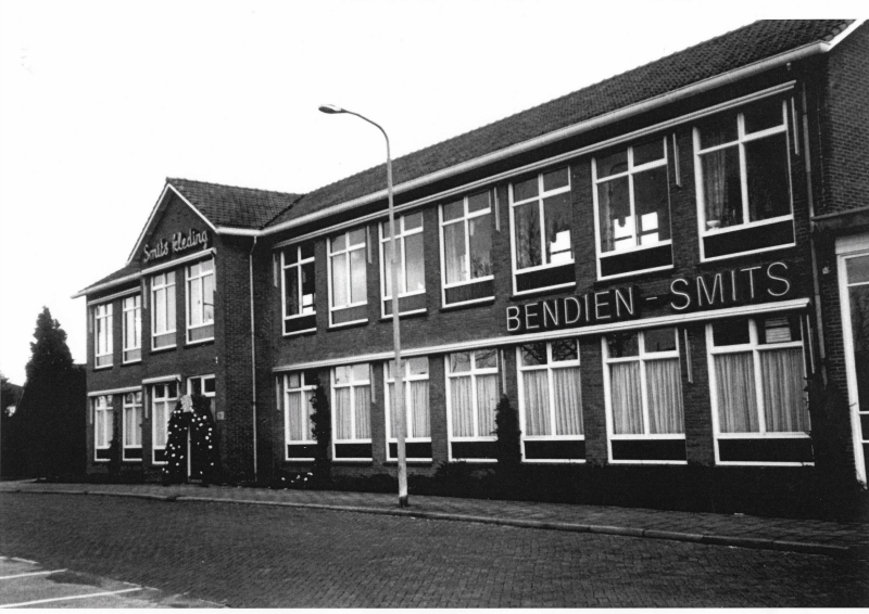 Bekijk detail van "Stationsgebouw <span class="highlight">Enter</span> werd kledingindustrie Smits & Co."