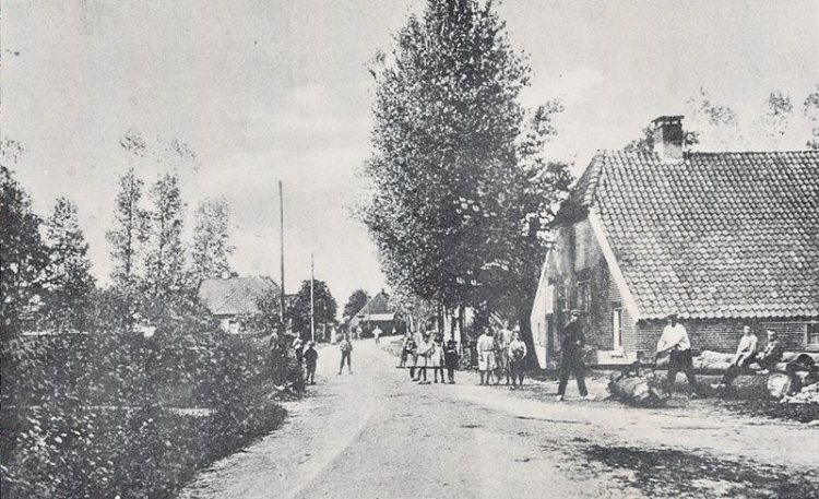 Bekijk detail van "De Klompenmakerij van Homan aan de Zuiderstraat."