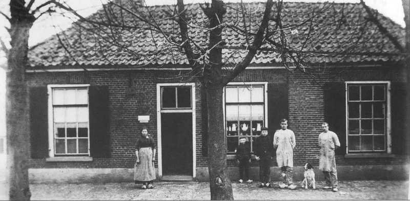 Bekijk detail van "Winkel van Velten-Bax in 1912, Dorpsstraat 77."
