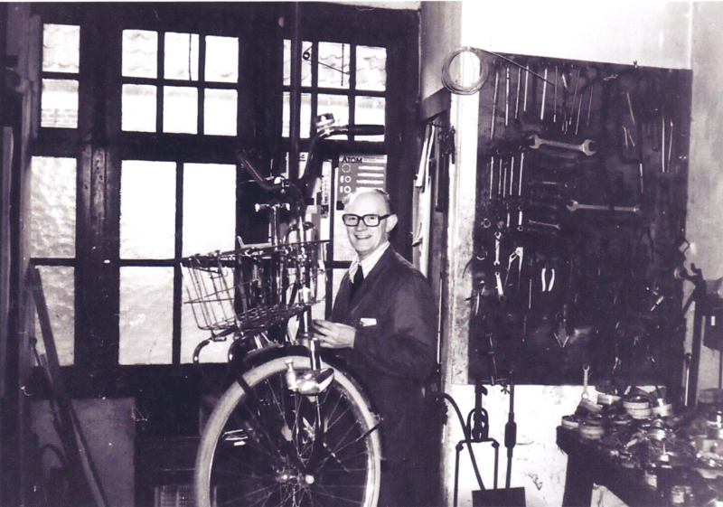 Bekijk detail van "Fietsenmaker Louis Johannink in zijn werkplaats  aan de <span class="highlight">Dwarsstraat</span>."