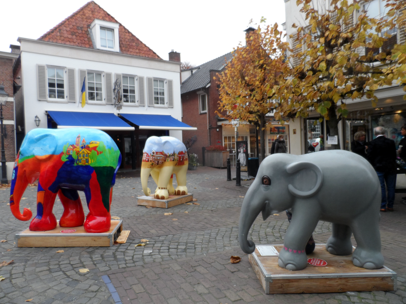 Bekijk detail van "Olifanten van de openluchttentoonstelling 'Elephant Parade'."