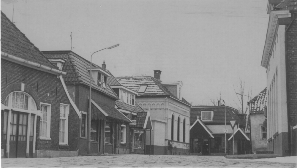 Bekijk detail van "1980  Raadhuisstraat Diepenheim 875 gevelversiering"