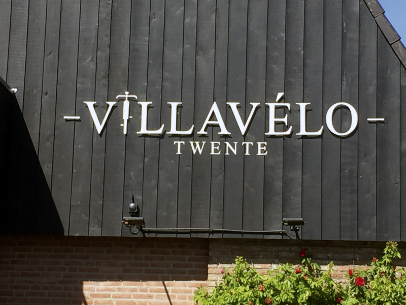 Bekijk detail van "Gevel van Villavélo Twente aan de <span class="highlight">Molenstraat</span>."