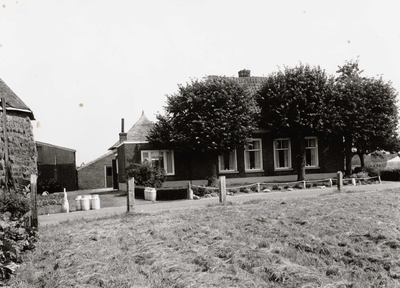 Bekijk detail van "Assendorperlure 41 met veel melkbussen en volle hooiberg, 1972 (huis van Derk Sluiter, J. Sluiter en E.H. Sluiter-van Olst). Nu wijk Hanzeland., 00-00-1972"