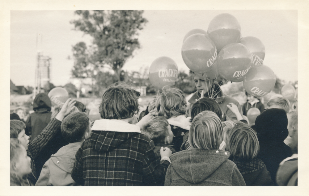 Bekijk detail van "HV42416: 600 jaar Hardenberg. Kinderen die ballonnen oplaten."