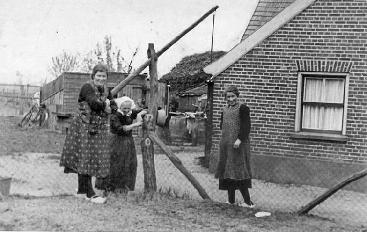 Bekijk detail van "Maria Rohaan-Mennegat (Tuut’n Miene), en anderen"