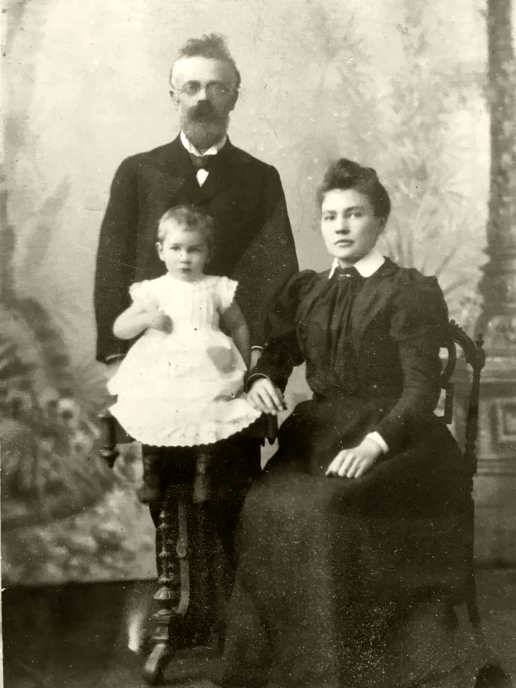 Bekijk detail van "Portret van het echtpaar Staverman met hun dochter Antonia."