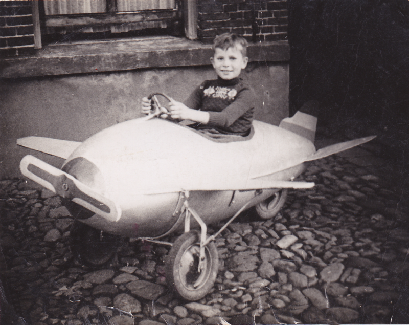 Bekijk detail van "De jonge Jos Bekhuis gefotografeerd in een speelgoed-vliegtuigje."