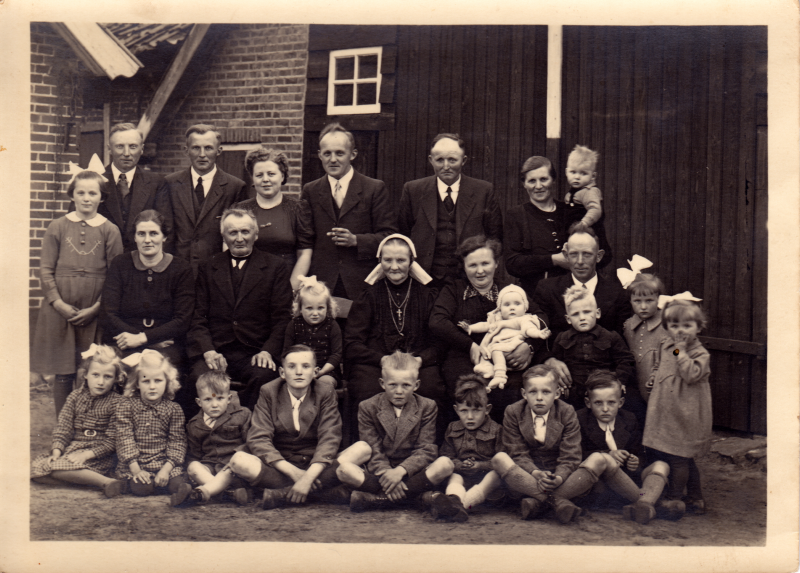 Bekijk detail van "Johannes  en Maria Frommink te midden van <span class="highlight">kinderen</span> en kleinkinderen."