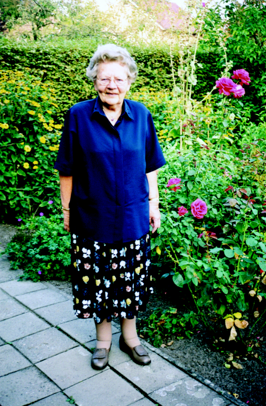 Bekijk detail van "Jeanne Staverman in de tuin bij haar huis."