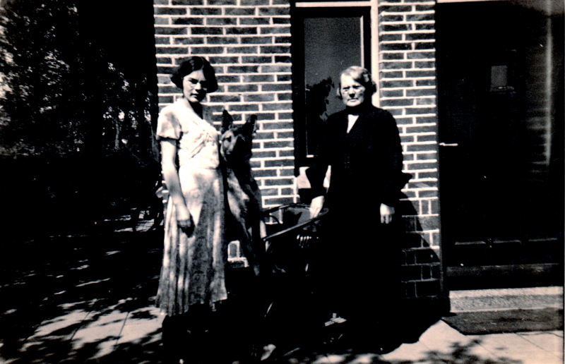 Bekijk detail van "Jeanne Staverman met haar moeder bij hun huis."