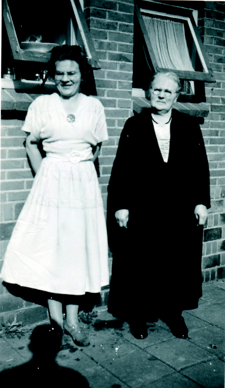 Bekijk detail van "Jeanne Staverman met haar moeder bij hun huis."