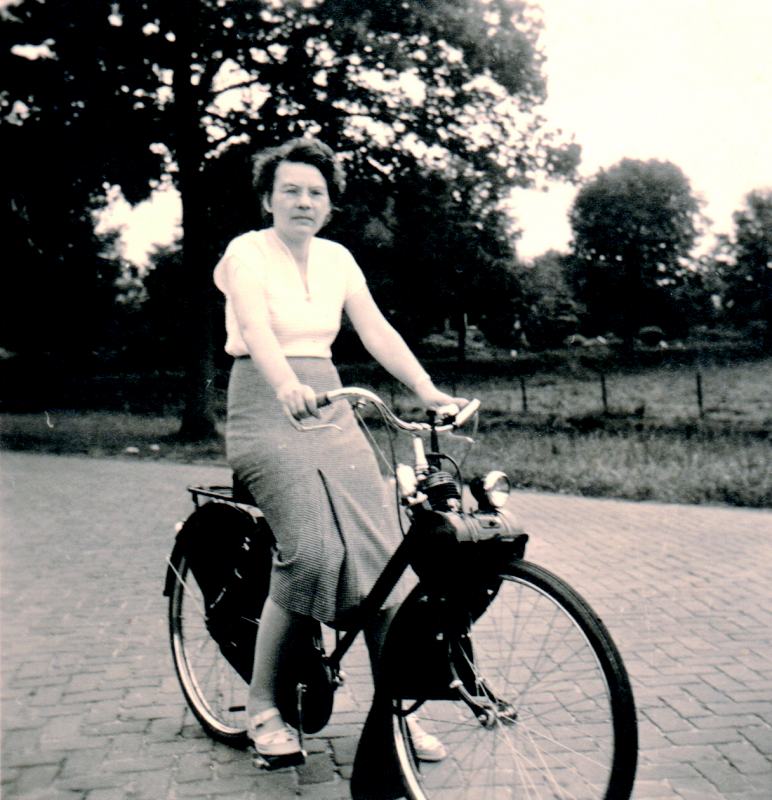 Bekijk detail van "Jeanne Staverman op de solex."