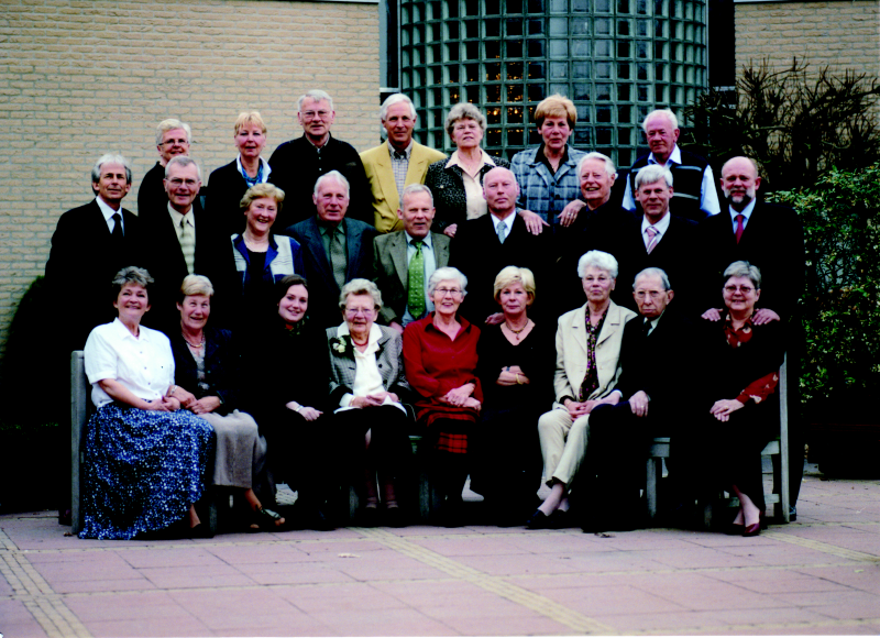 Bekijk detail van "Jeanne Staverman viert haar verjaardag te midden van haar familie."