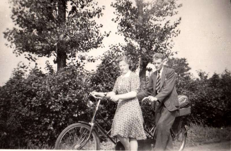 Bekijk detail van "Marie Quaink en haar verloofde Herman <span class="highlight">Dijkhuis</span> een dagje uit op de fiets."