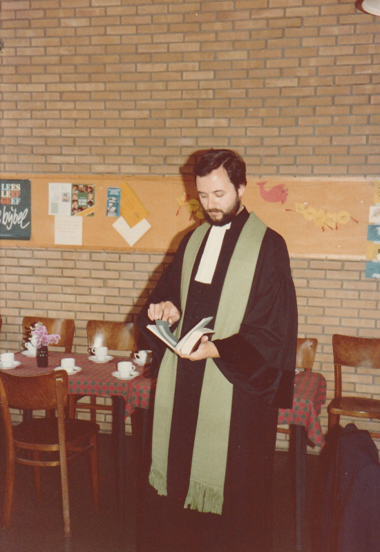 Bekijk detail van "Dominee N.J. Dekker klaar voor zijn <span class="highlight">afscheidspreek</span> in de Gereformeerde Kerk Olst, 1983"