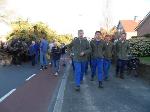 Bekijk detail van "Paaswagens met het paashout staan klaar om de <span class="highlight">Paaskamp</span> op te rijden"