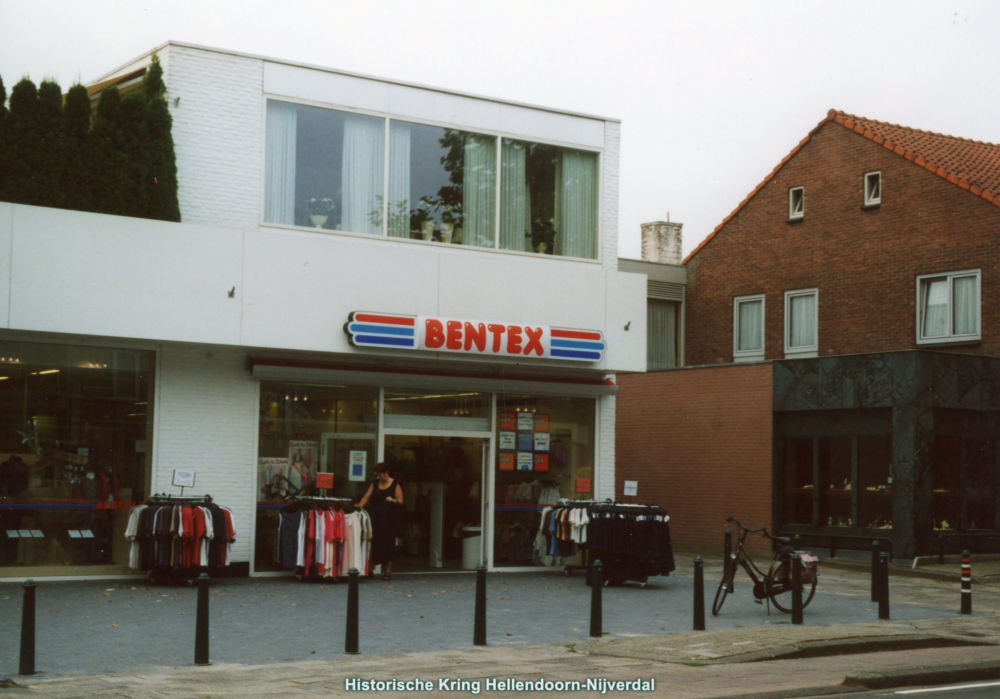 Bekijk detail van "Bentex aan de Grotestraat"