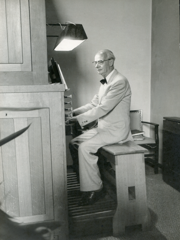 Bekijk detail van "Dhr. C. Boxman achter het orgel van de Gereformeerde Kerk"