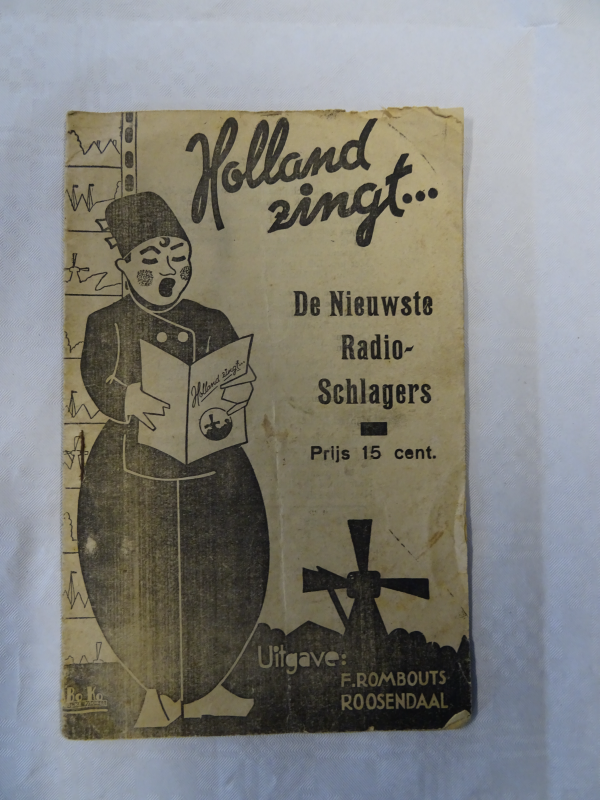 Bekijk detail van "Holland zingt, liedjes uit de oude doos"