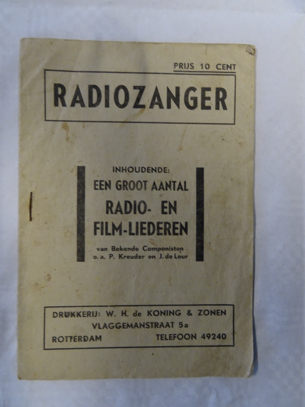 Bekijk detail van "Radiozanger, boekje met liedjes uit de oude doos"