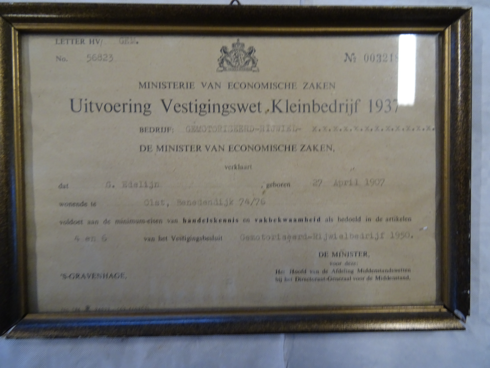 Bekijk detail van "Ingelijste vestigingspapieren t.n.v. G. Edelijn, Gemotoriseerd Rijwielbedrijf, 1950"