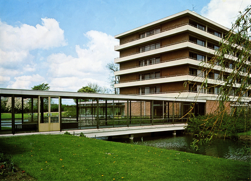 Bekijk detail van "Kleurenfoto's van de binnen- en buitenkant bejaardencentrum Averbergen,  ca. 1969"