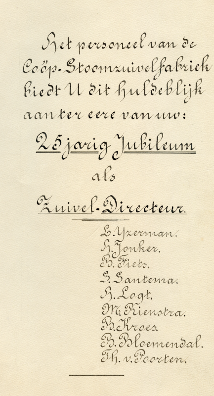 Bekijk detail van "Lege map met tekst: Het personeel van de Coöp-Stoomzuivelfabriek biedt U dit huldeblijk aan ter eere van uw 25 jarig jubileum als Zuivel-Directeur, 1930"