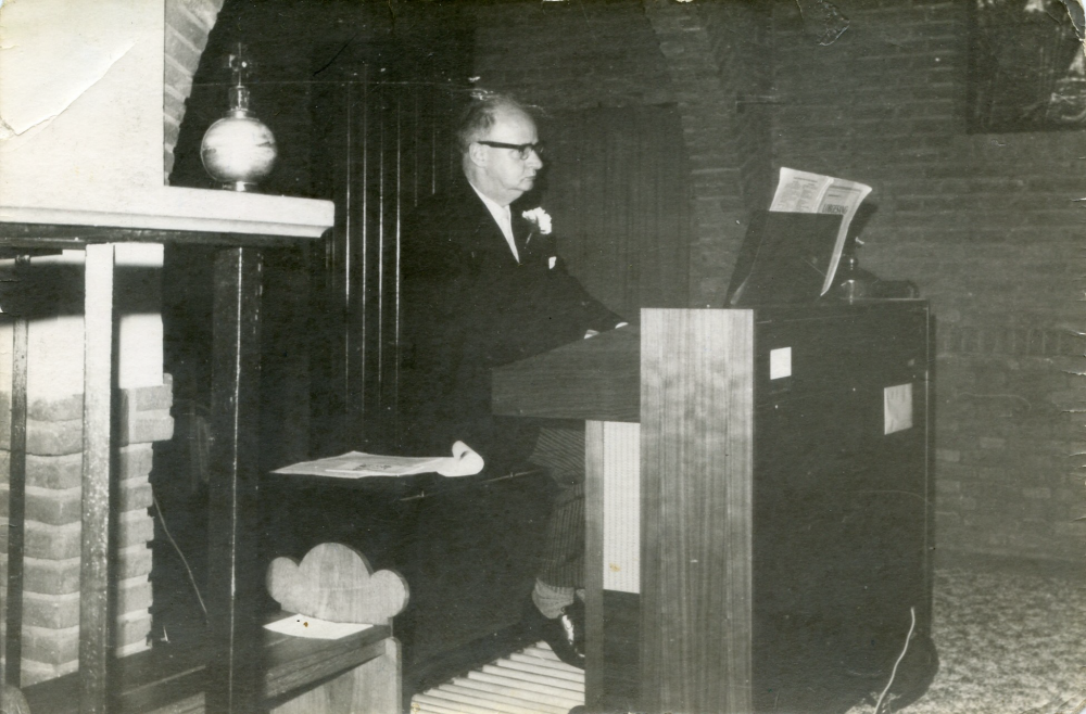 Bekijk detail van "Dhr. C. Boxman achter het orgel van de H. Theresia Kerk Te Olst"